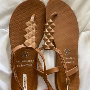 Ipanema Rose Hold Sandals